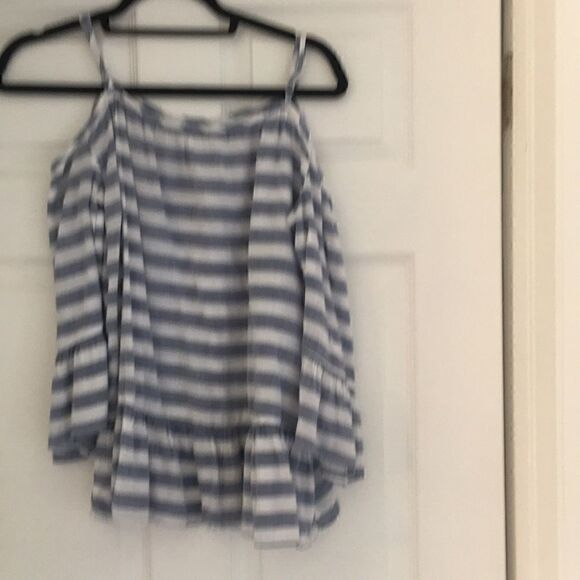 Cold shoulder top  - Picture 1 of 1